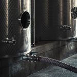 vasche all'interno della cantina vini